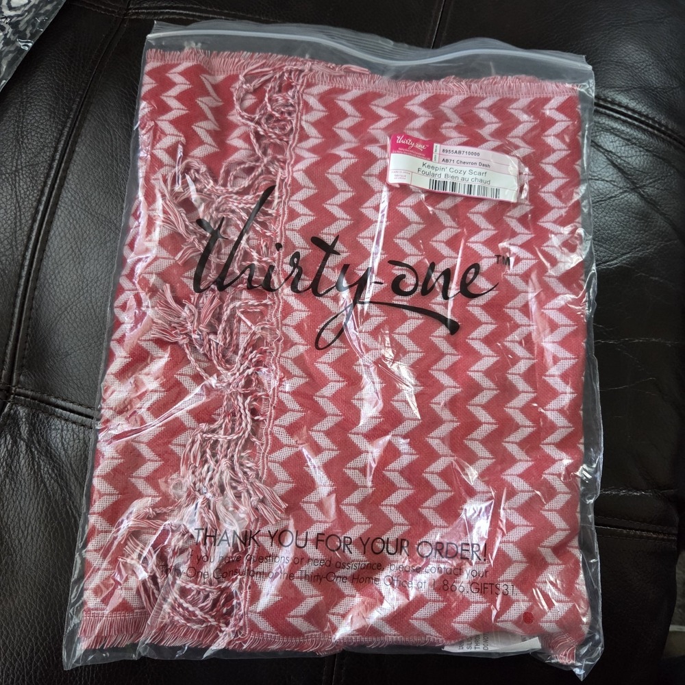 Thirty-One Keepin' Cozy Scarf Chevron Dash Retired NEW